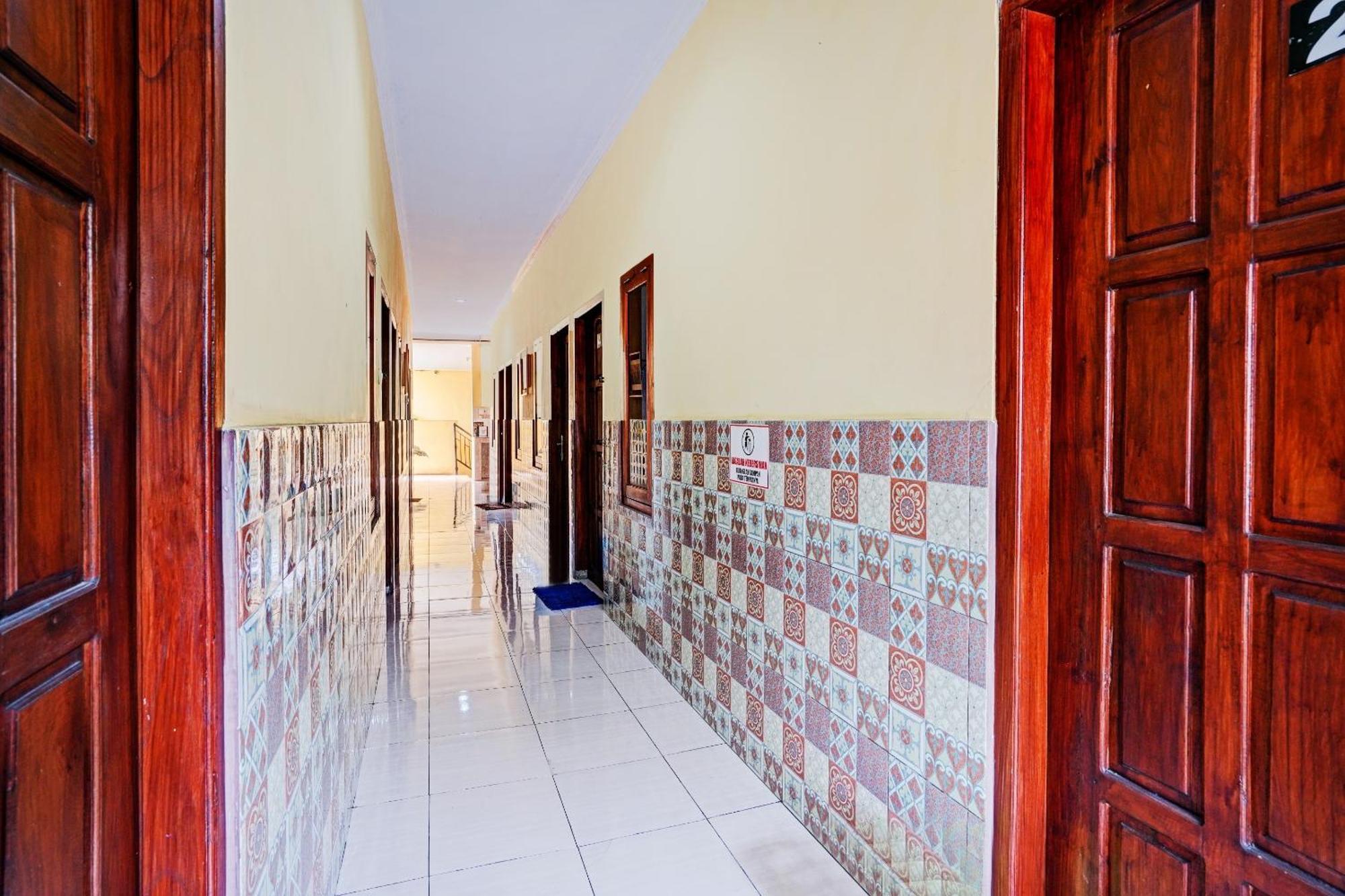 Oyo 90234 Dhoho Family Guest House Kediri (East Java) Exterior foto