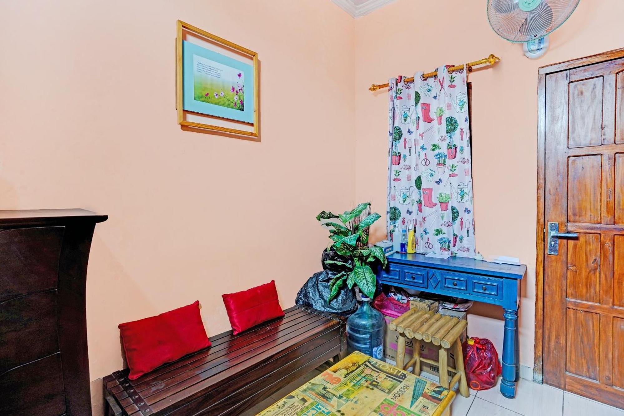 Oyo 90234 Dhoho Family Guest House Kediri (East Java) Exterior foto