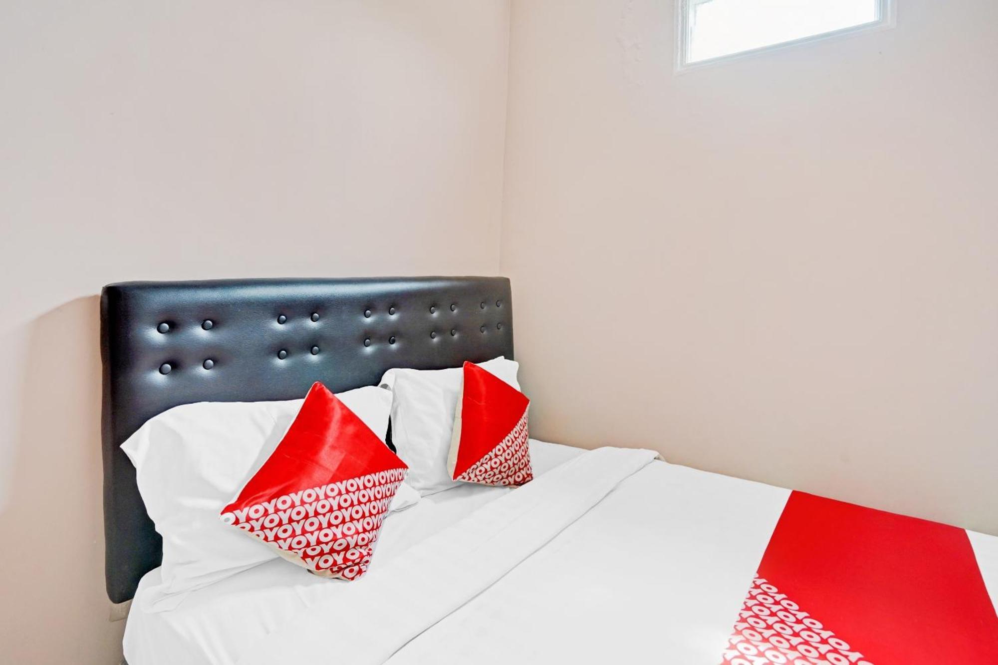 Oyo 90234 Dhoho Family Guest House Kediri (East Java) Exterior foto