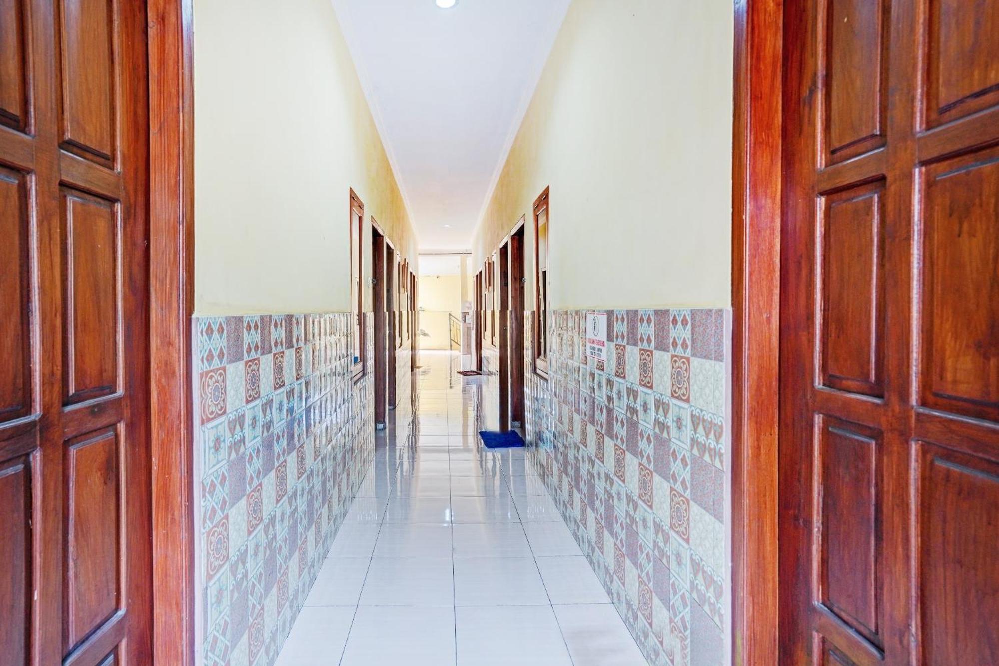 Oyo 90234 Dhoho Family Guest House Kediri (East Java) Exterior foto