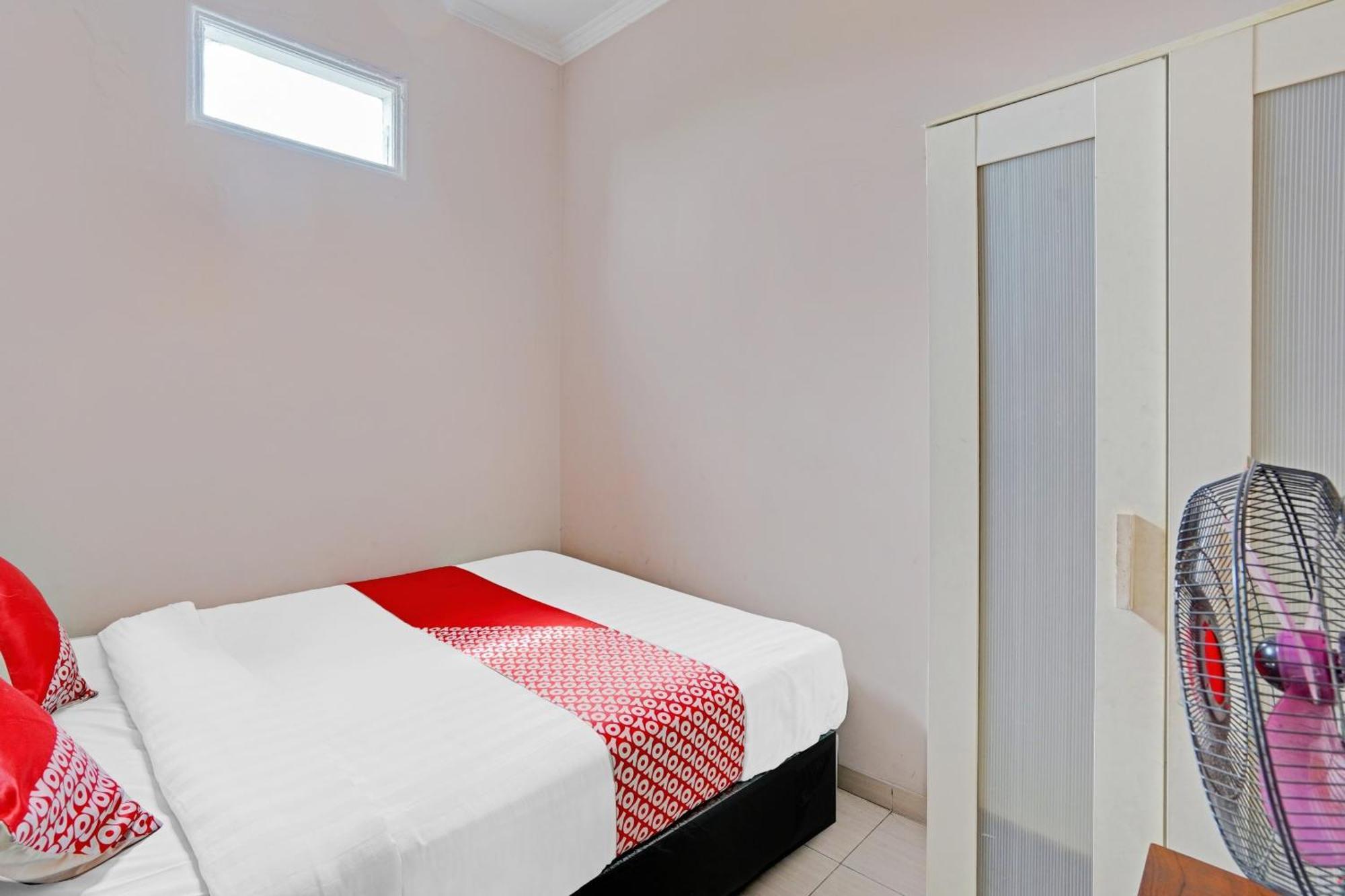 Oyo 90234 Dhoho Family Guest House Kediri (East Java) Exterior foto