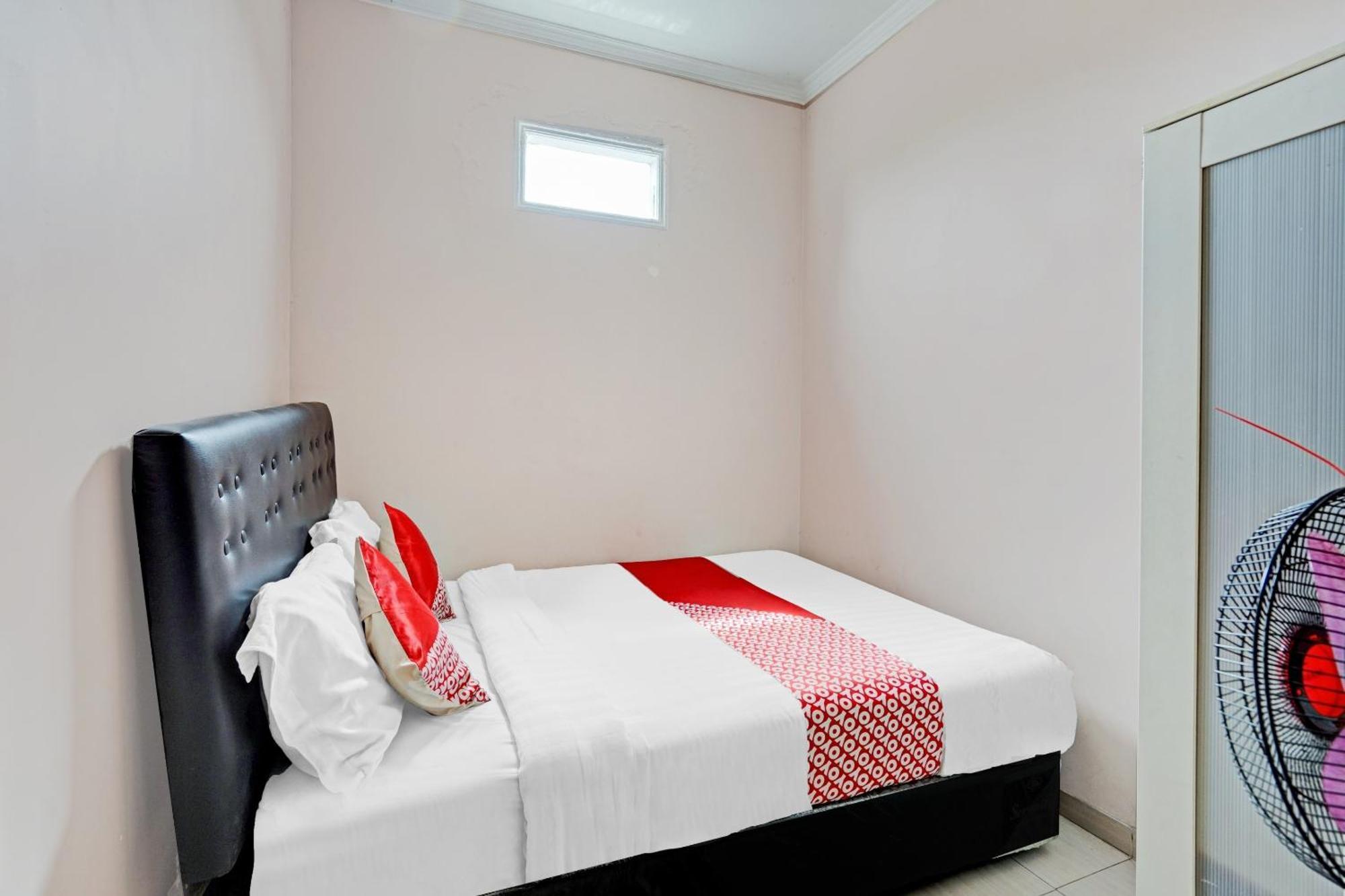 Oyo 90234 Dhoho Family Guest House Kediri (East Java) Exterior foto