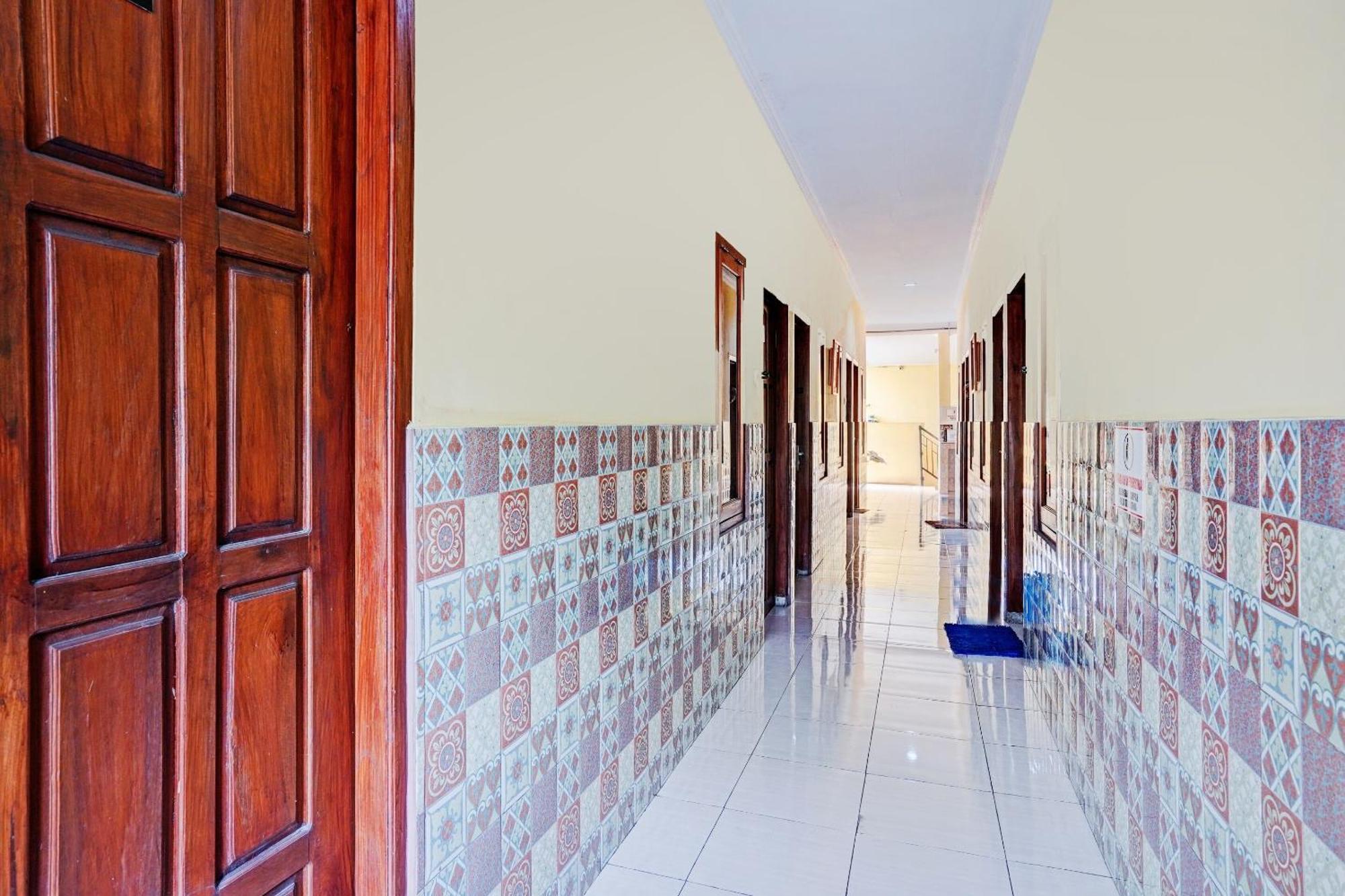 Oyo 90234 Dhoho Family Guest House Kediri (East Java) Exterior foto