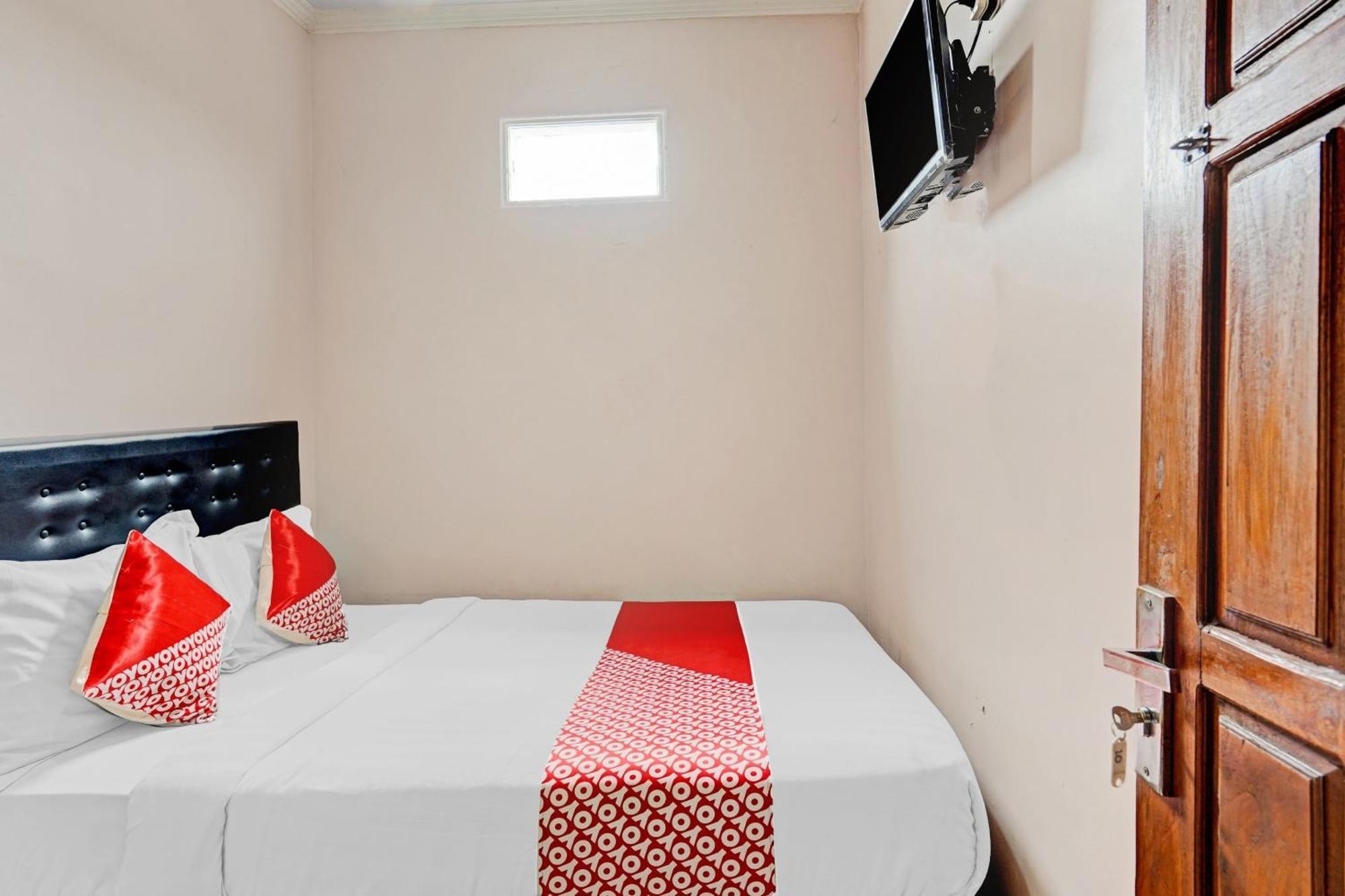 Oyo 90234 Dhoho Family Guest House Kediri (East Java) Exterior foto